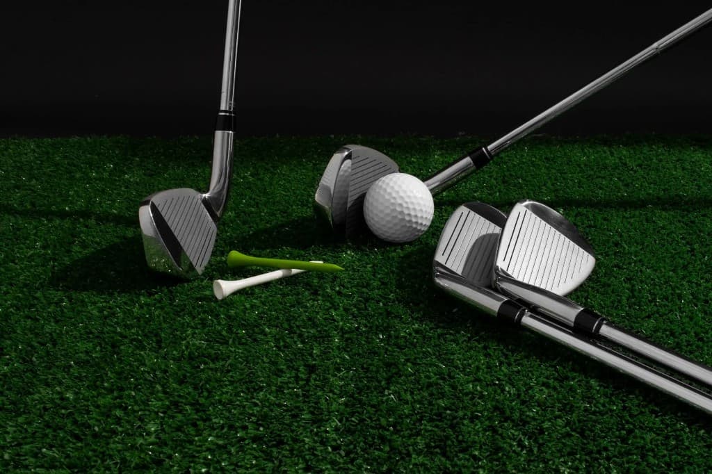 Golfkylfur og golfbolti á gervigrasi